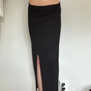 Svart långkjol med slits - Fin långkjol med slits framtill💘