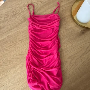 Ny superfin mini rosa klänning bodycon cerise från Hollister XXS - Som ny, fin på med fodralklänning passform