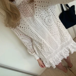 Hålbroderad klänning  - Sååå fin hålbroderad klänning från h&m💕 perfekt som tex studentklänning😍 använd en gång 