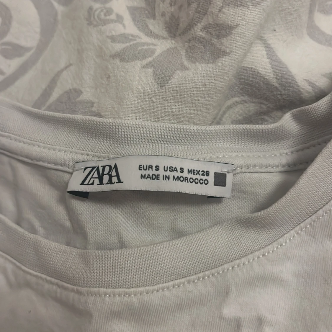 Vit t-shirt med leopardmönster från Zara - 1