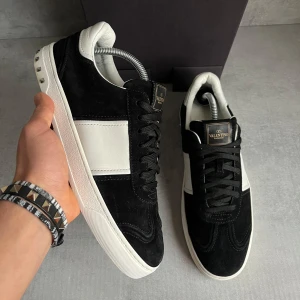 Valentino flycrew - Valentino flycrews | Skick 9/10 topp notch! | box ingår! | storlek 42 passar större | skriv vid frågor |