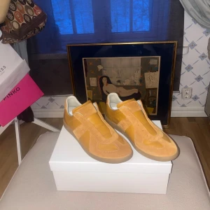 Maison Margielas (helt nya)  - Säljer ett par unika Margielas eftersom jag inte har någon användning av dem. Har allt OG och äkthetsbevis.