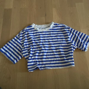 Randig tröja från Fsbn sister - Säljer denna asnygga tröja från Fsbn sisters men köptes på New yorker , det är en kort modell, säljer pga att den inte kommit till användning, nästan helt oanvänd men har provat den. Hör av dej om du har frågor eller om du vill ha fler bilder❤️