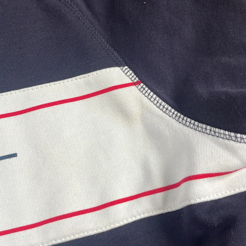 Säljer en stilren mörkblå sweatshirt från GANT. Tröjan är i bra skick, säljes på grund av att den inte passar längre. Tveka inte på att höra av er!🙂. Neuletakit & Villapaidat.
