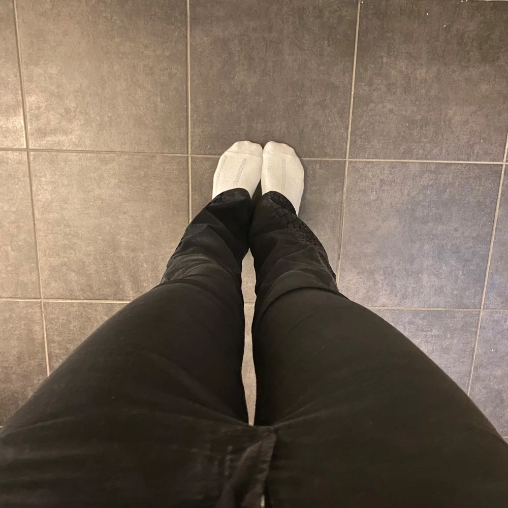 Svarta Lågmidjade jeans som är omsydda till bootcut med coolt, mönstrat tyg! Är i fint skick! Skriv vid eventuella frågor. Pris går att diskutera🩷 Passar S och XS. Farkut & Housut.