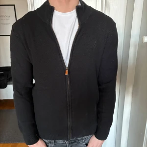 Svart Ralph Lauren zip tröja - Säljer en stilren svart zip tröja från Ralph Lauren. Storlek M. Mycket bra skick. Perfekt för en vardaglig och stilig look💯🔥Hör av er vid minsta fundering🫡Pris kan diskuteras vid snabb affär🤩