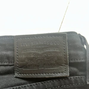 Svarta jeans från Levi's - Ett par jeadns från Levis dom är omsydda till lågmidjade och uppsydda i längden. Men dom går att ta ner.
