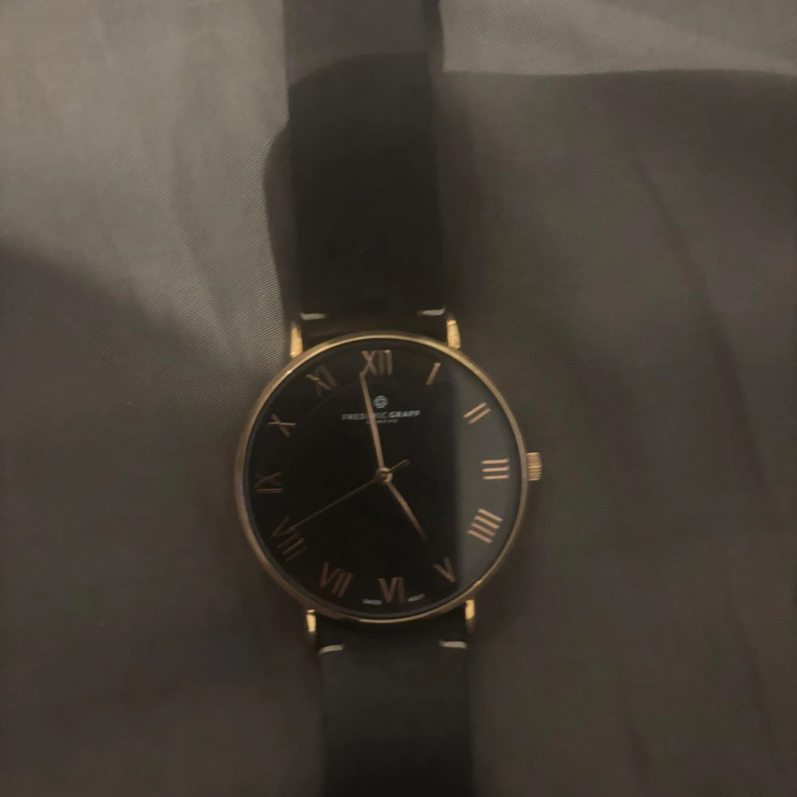 Svart klocka med romerska siffror