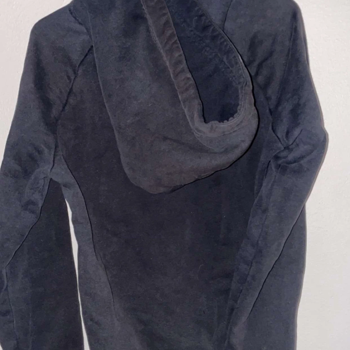 Mörkgrå hoodie från Peak Performance - 1