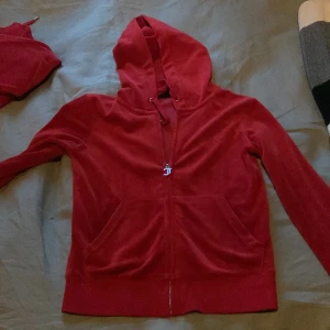 Ett set med jacka och byxa från Juicy Couture - Ett rött velourset från Juicy Couture. Byxa i stl xxs ( långa ben) och jackan, som känns mindre i stl xs. 