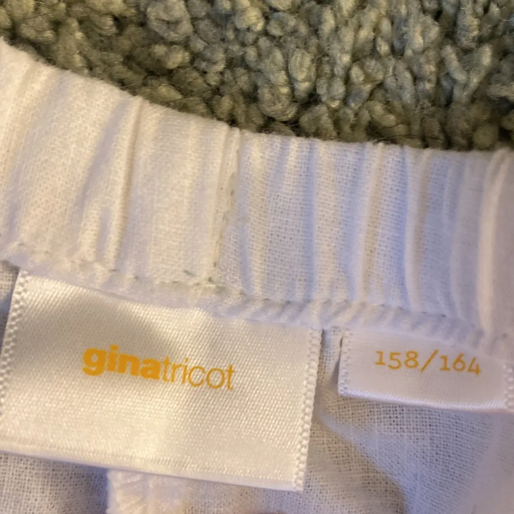 Säljer ett par vita linnebyxor från Gina Tricot. Byxorna har en avslappnad passform med elastisk midja för extra komfort. Perfekta för varma dagar med sitt lätta och luftiga material. Använda en gång!❤️ nypris 399 säljer för 250. Fri frakt idag 23/2-25!. Farkut & Housut.