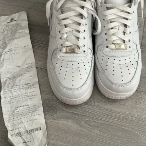 Vita Air Force 1 - Säljer Vita Air Force 1, använd max 10 gånger. Nypris: 1799kr! Har kvitto✅, men ingen box därför säljer billigt. Priset kan diskuteras 👍.