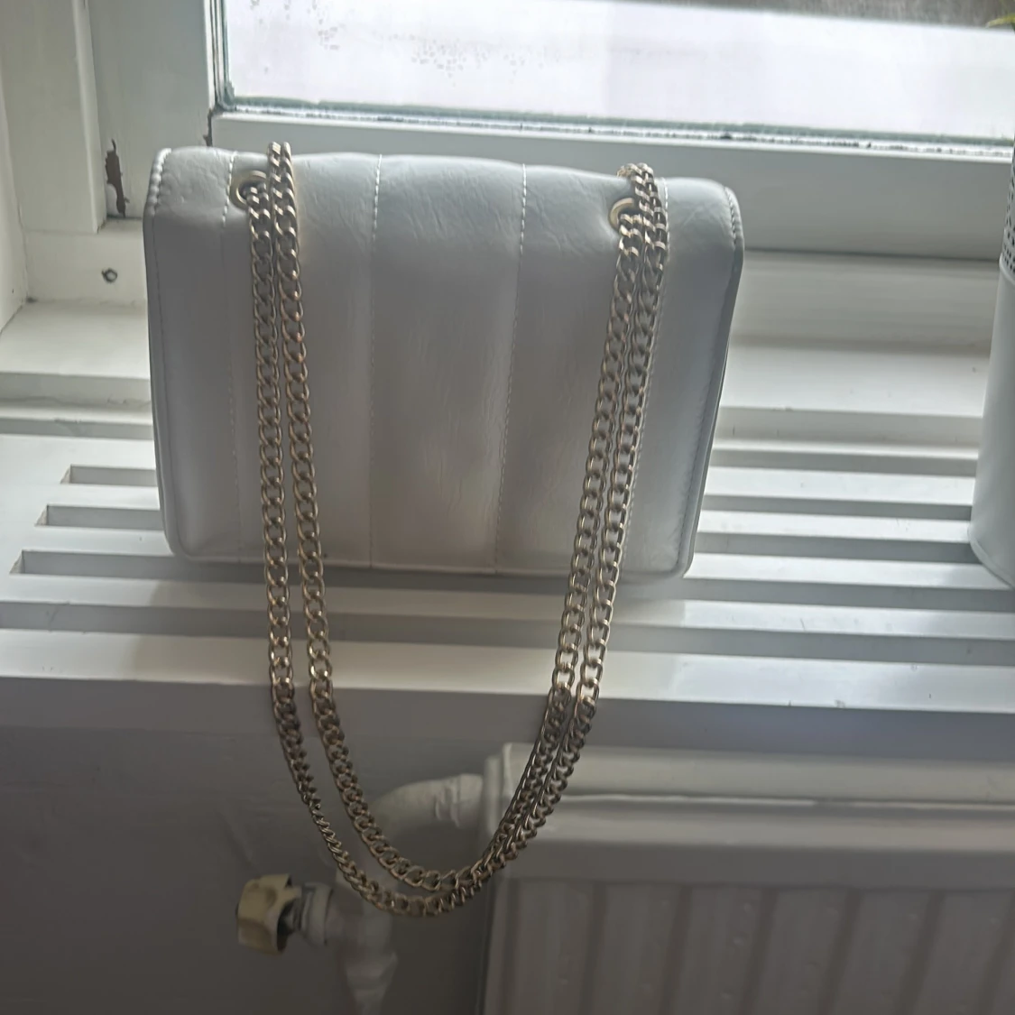 Vit quiltad axelväska med kedja - 1