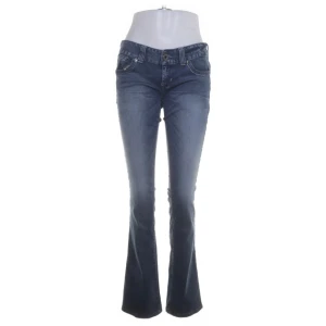 Guess lågmidjade jeans - Daredevils straight!💓 De är för små för mig!😇 Köpta secondhand så använda men i bra skick!💓 Inga defekter, de är 40 rakt över midjan, 18cm grenhöjd, 84 innerben och 18cm rakt över benet längst ner! Jeansen är stretchiga och i en straight modell💓 Storlek 28!💓
