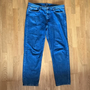 Blå jeans från A.P.C. - Säljer nu dessa snygga blå jeans från A.P.C. Är straight fit och storlek 34 i midjan. Nypris för dessa jeans är 2 650, mitt pris 649. Skriv gärna ett meddelande vid övriga funderingar!