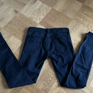 Replay Jeans - Vi säljer nu ett par svarta Replay jeans då dom är för små. Jeansen har en väldigt smal passform och sitter väldigt tight på benen. Pris kan diskuteras vid snabb affär!