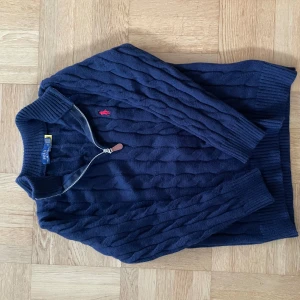 Ralph lauren halfzip  - Väldigt fin halfzip från Ralph lauren som är väldigt mjuk och bekväm. Har aldrig använt den då jag inte gillar att ha på mig halfzips och den ligger bara och samlar damm. Hör av vid intresse. Kan gå ner i pris vid snabb försäljning.