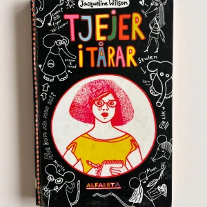Tjejer i tårar - Boken 'Tjejer i tårar' av Jacqueline Wilson handlar om tonårsproblem och vänskap. Den är en del av en populär serie. Perfekt för ungdomar som gillar att läsa om relationer och känslor.