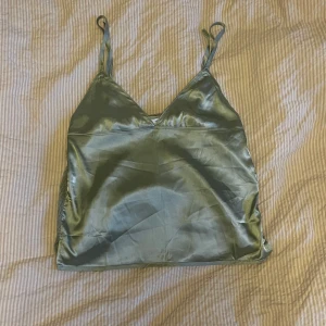 Mintgrön topp - Mintgrön topp från Zara med supercool detalj i ryggen! Aldrig använd, endast testad, alltså precis som ny! Säljer pga rensar min garderob💕 (finns massa mer kläder i nyskick med gratis frakt på min profil)