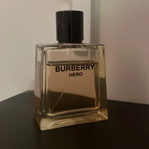 Burberry Hero EDT Parfym 100ml - Säljer min Burberry Hero EDT 100ml parfym. Doften är maskulin och modern, perfekt för den självsäkra mannen. Flaskan har en minimalistisk design och magnetisk kork. Har även en i använd flaska i travel size 10 ml som kan köpas separat eller till, 120kr. Originalförpackning medföljer 
