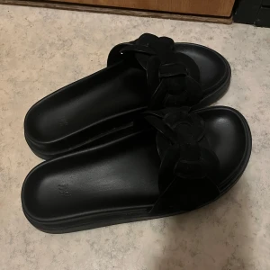 Svarta tofflor  - Svarta tofflor från HM i st 37