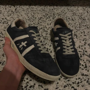 Premiata skor - Säljer nu mina eftertraktade premiata skor! Skicket är en 7/10. En 7:a eftersom de har vart med om en del. Utöver detta finns de inga större skavanker. Priset här är 1199 vilket är riktigt bra. Tveka inte att skriva.