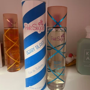 Pink Sugar berry blast - Pink sugar berry blast är en god söt perfume som luktar vilda bär sirap, perfekt till pannkakor 🥞🫐. Underbart god doft, knappast använd pris går att diskutera💕🫐.