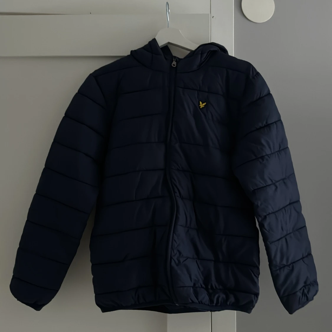 Mörkblå pufferjacka från Lyle & Scott