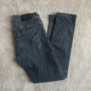 Dondup George  - Dondup || skick 9/10 || storlek W32 || nypris 3500kr mitt pris endast 899kr || made in Italy || pris kan diskuteras vid snabb affär!