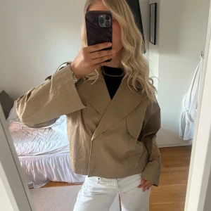 Trenchcoat jacka - Super snygg kort trenchcoat jacka