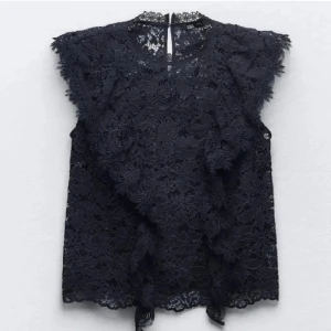 Mörkblå blus💙 - Säljer denna jättefina mörkblåa blusen från Zara. Storlek S. Väldigt bra skick.