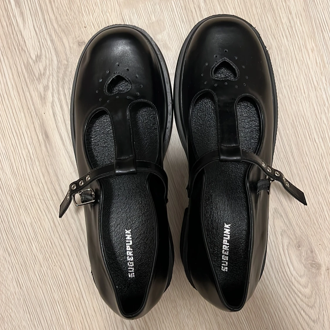 Svarta skor med hjärtdetalj från Silverpunk/Shein - 1