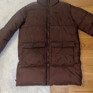 H&M, jacka i storlek 12-13  - Säljer en brun jacka i storlek 12-13. Använd få gånger, men i gott skick och ser helt ny ut. Kan mötas upp i Telefonplan & Bandhagen, eller skicka om du står för frakten. Swish funkar!