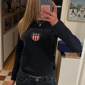 Mörkblå Gant tröja - Säljer en snygg mörkblå tröja från Gant. Tröjan har långa ärmar och är i den vanliga passformen. Den har inga defekter och har blivit andvänd sparsamt❤️