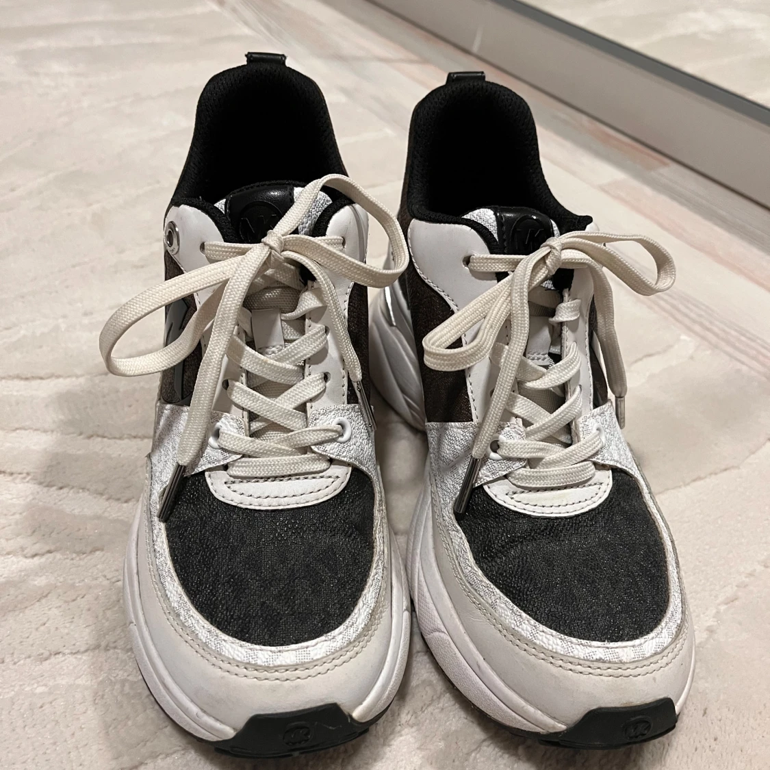 Svartvita sneakers från Michael Kors