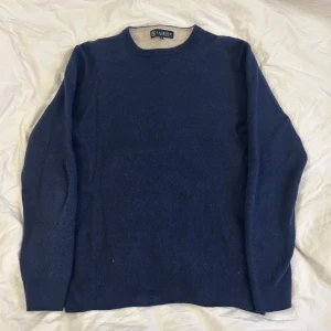 Mörkblå stickad tröja från Lagency - Säljer en stilren mörkblå tröja från Lagency. Tröjan är i storlek M men är liten i storleken och passar S/XS.. Nypris 800kr