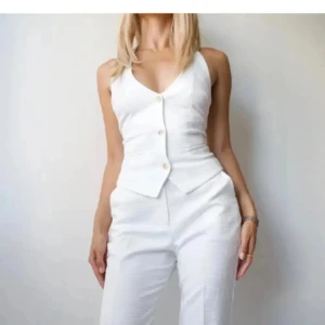 Two Pice - Lånade bilder! Jätte fin o super elegant two pice som jag köpte från plick. Byxorna är för långa för mig tyvärr. Bilderna är på kläderna så har inte egna bilder. Tveka inte att skriva om du har frågor🫶🏼 Byxor:36 tröja: 32