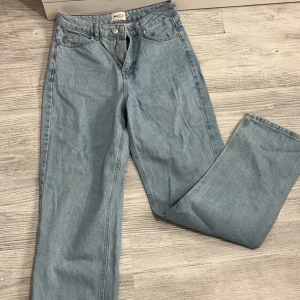 Jeans  - Snygga jeans från NAKD, raka och Midwaist/högmidjade. Använda men syns inte tydligt. Storlek 34
