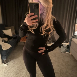 Svart tröja med guld detalj - Svart tajt tröja med guld detaljer 