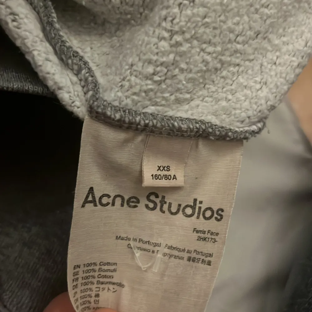 Säljer nu min acne hoodie för endast 649. På taggen står de xxs men de är en acne studios hoodie och är därmed lite större i storleken så skulle säga att den passar S/xs beror på hur du vill att den sitter.. Neuletakit & Villapaidat.
