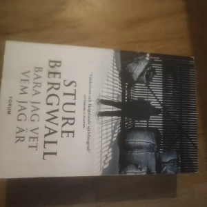 Bara jag vet vem jag är - Boken 'Bara jag vet vem jag är' av Sture Bergwall, utgiven av Forum. Omslaget har en svartvit bild med en person i skugga. En självbiografi som ger en inblick i författarens liv och tankar.