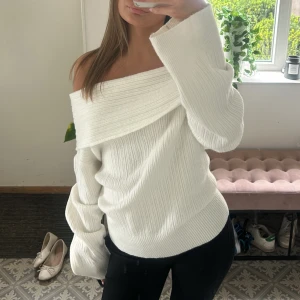 Off shoulder stickad - Stickad offshoulder, kostar 400kr ny