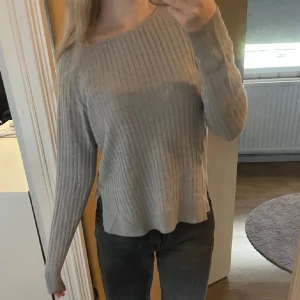 Stickad tröja🩶 - Supermysig stickad tröja som passar perfekt nu till våren🥰storlek S