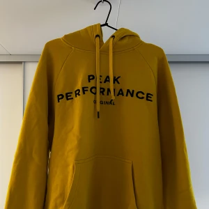 Peak Performance - Gul Peak Performance hoodie i fint skick.