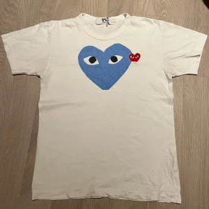Comme Des Garçons tshirt  - Säljer en vit t-shirt från Comme des Garçons. Den är i mycket bra skick och har inga defekter. T-shirten är i storlek S. Hör av er vid funderingar🙌