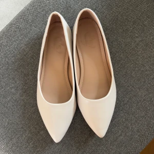 Flats/ballerinaskor beige spetsig - Fint skick, endast använda ett par gånger. 