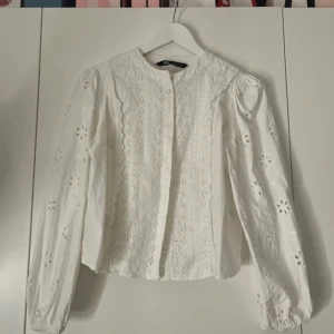 Blus - Sååå söt blus från Zara, knappt använd men har gulnat smått vid armhålan. Inget som syns 