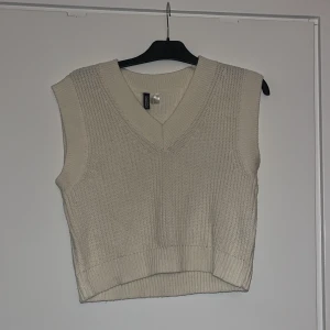 Krämvit stickad väst - Krämvit stickad väst från H&M. Väldigt fin över en långärmad tröja eller skjorta! 🤍