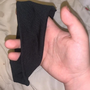 Svart hårband  - Säljer ett enkelt och stilrent svart hårband. Perfekt för att hålla håret på plats under träning eller som en snygg accessoar till vardagsoutfiten. Passar de flesta huvudstorlekar och är superbekvämt att bära. 🖤Aldrig använd