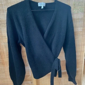 Svart wrapkofta från & Other Stories - Supermjuk och bekväm att ha på sig!💕